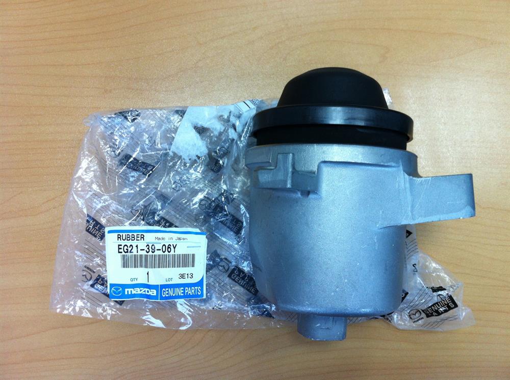 EG213906Y Mazda Coxim (suporte) direito de motor