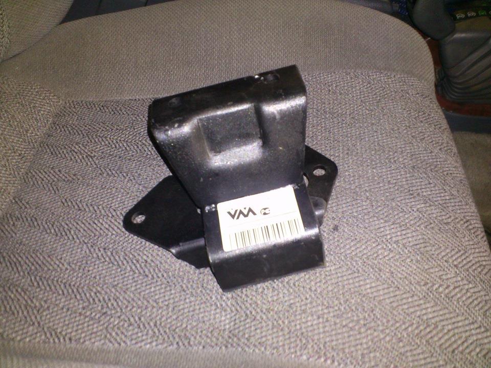 MR448559 Mitsubishi Coxim (suporte) traseiro de motor