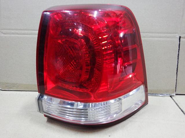 8155160820 Toyota Lanterna traseira direita externa