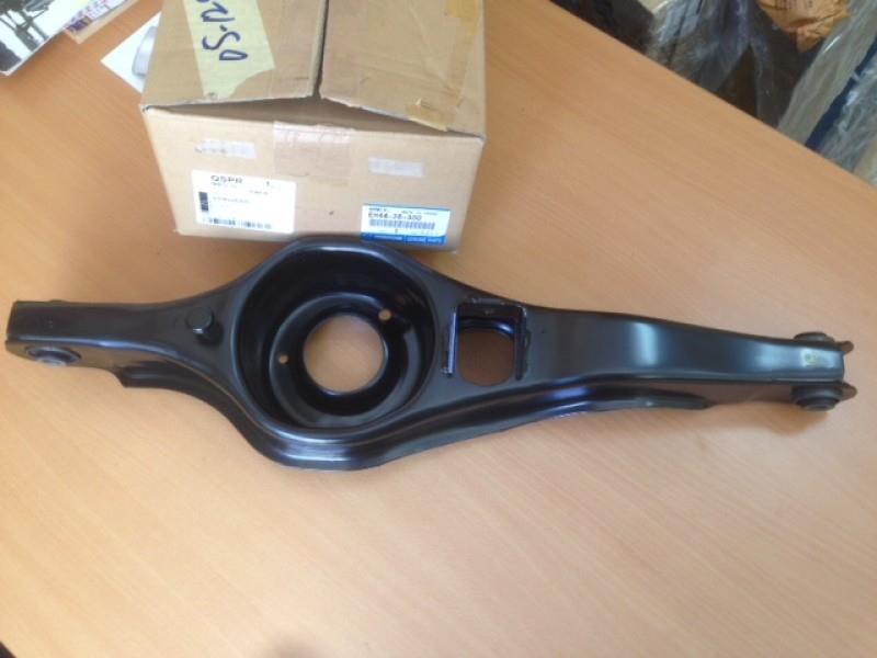 EG2128350 Mazda Braço oscilante inferior esquerdo de suspensão traseira