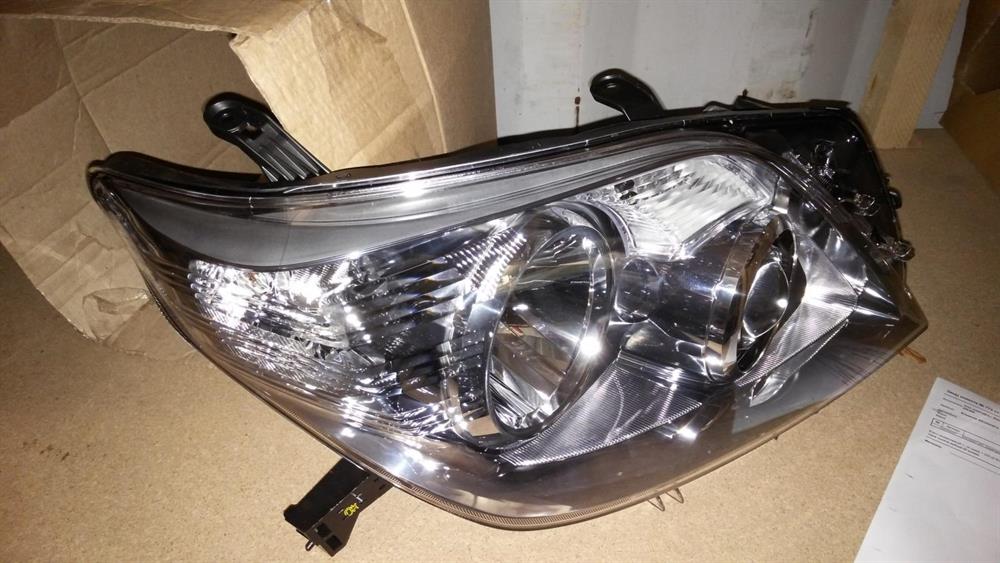 8114560E70 Toyota Luz direita