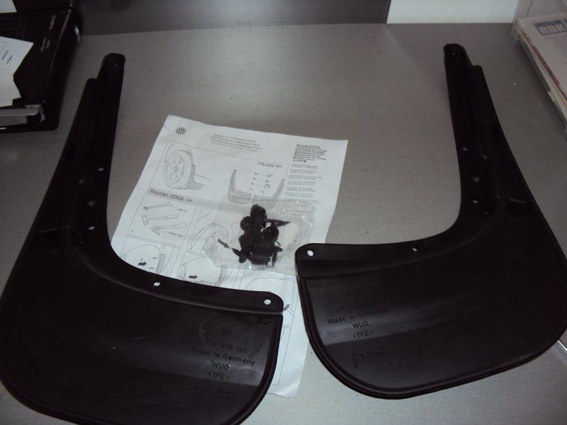 1T0075101 VAG Protetores de lama traseiros, kit