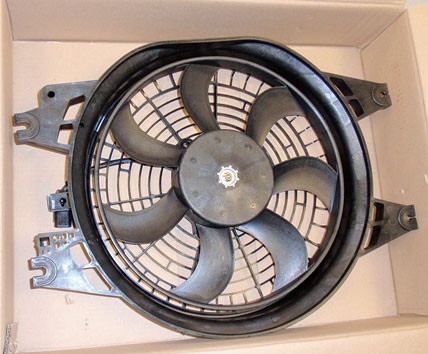 977303E900 Hyundai/Kia Difusor do radiador de aparelho de ar condicionado, montado com roda de aletas e o motor