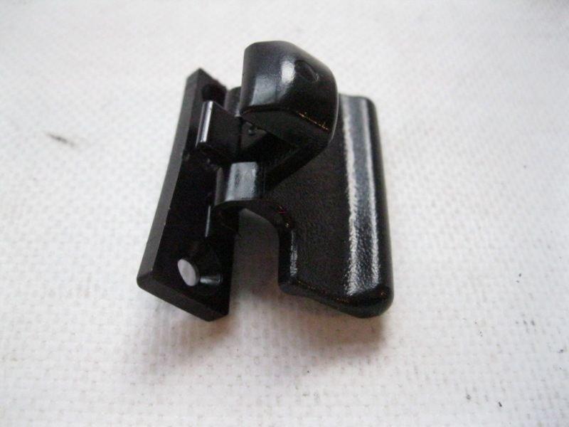 MMR532555 Mitsubishi Fecho da caixa para luvas