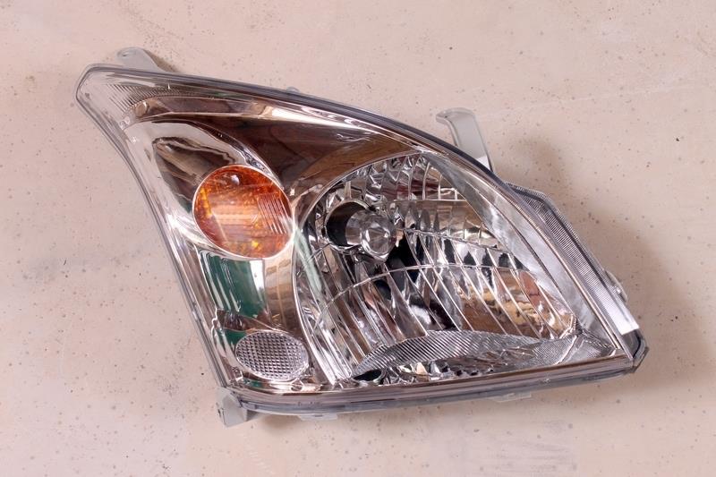811306A221 Toyota Luz direita