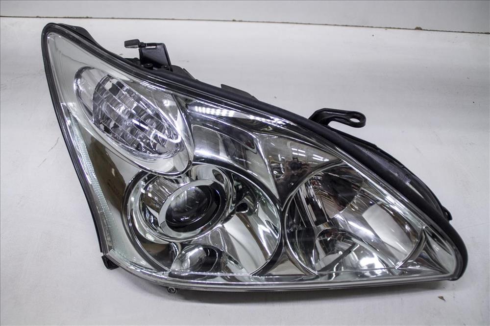 8114548242 Toyota Luz direita