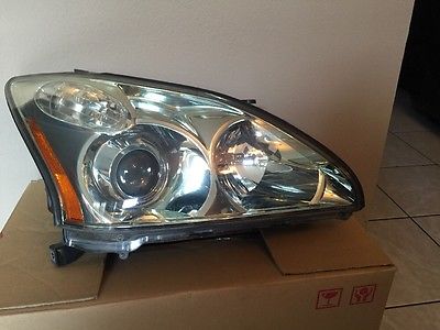 811100E031 Toyota Luz direita