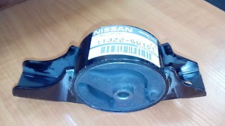 113205U101 Nissan/Infiniti Coxim (suporte) traseiro de motor