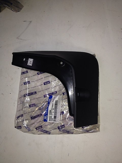 868423S000 Hyundai/Kia Protetor de lama traseiro direito