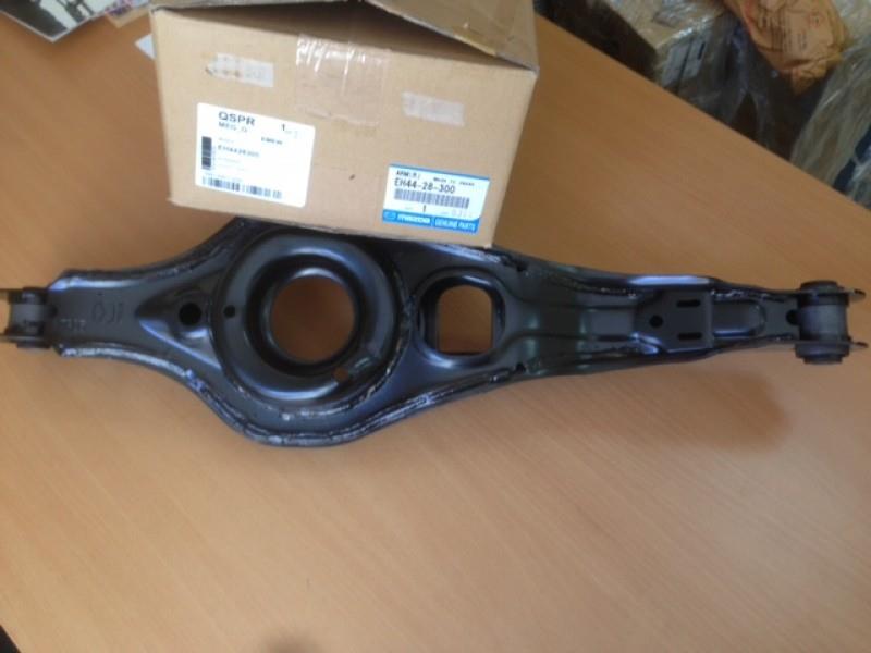 EH4428300 Mazda Braço oscilante inferior direito de suspensão traseira