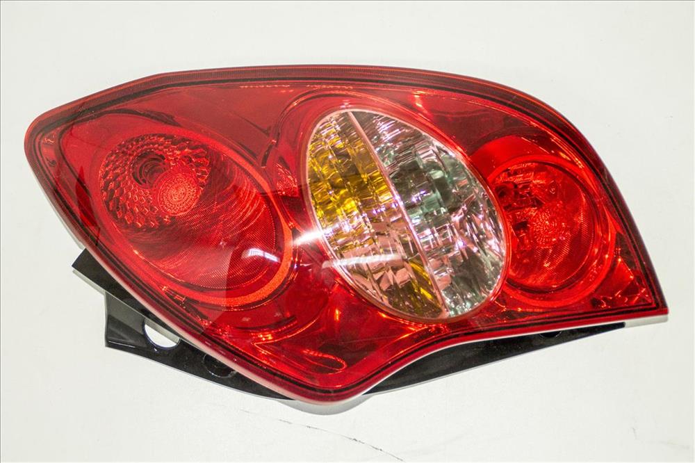 8360234100 Ssang Yong Lanterna traseira direita