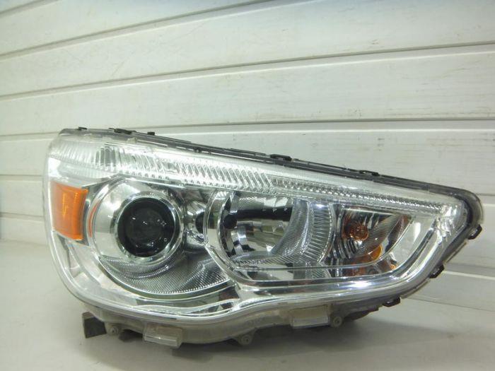 8301B588 Mitsubishi Luz direita
