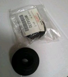MR554370 Mitsubishi Bucha da haste de amortecedor traseiro