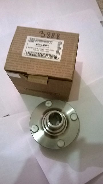 D06133060B Mazda Cubo dianteiro