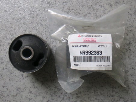 MR992363 Mitsubishi Bloco silencioso dianteiro de travessa de fixação de redutor