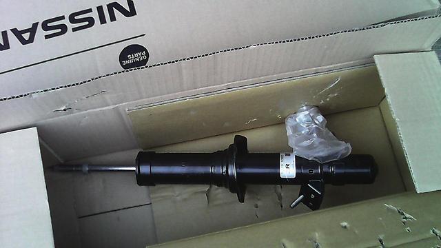 E61101CB0B Nissan/Infiniti Amortecedor dianteiro direito