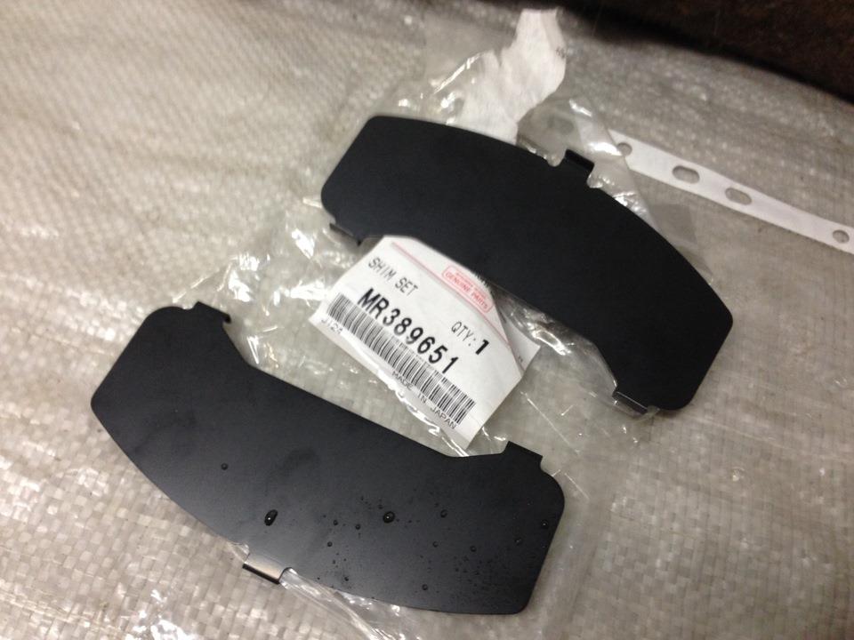 X3511103 Mitsubishi Chapa anti-ruído de fixação do freio de sapata dianteira