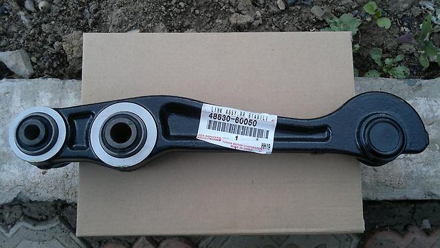 4883060050 Toyota Montante esquerdo de estabilizador traseiro