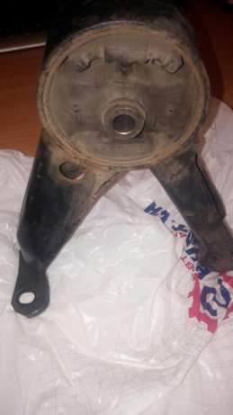 MR594378 Mitsubishi Coxim (suporte) traseiro de motor