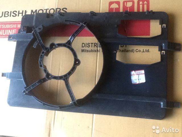 1355A010 Mitsubishi Difusor do radiador de esfriamento