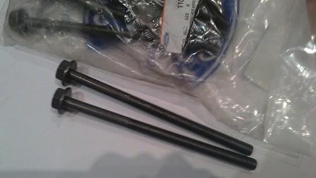 1386610 Ford Parafuso de fixação de braço oscilante dianteiro, inferior
