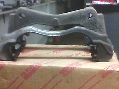 4772105050 Toyota Braçadeira do freio de suporte dianteiro