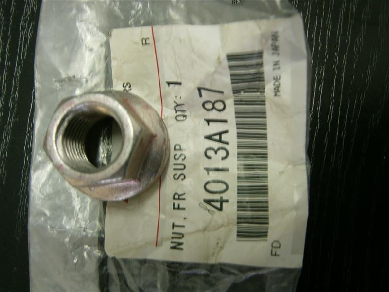 4013A187 Mitsubishi Porca excêntrica do braço oscilante inferior traseiro (de inclinação)
