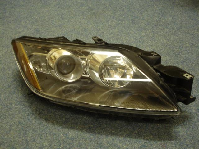 EH1051031B Mazda Luz direita