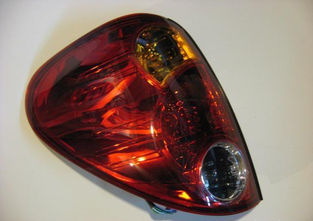 8330A156 Mitsubishi Lanterna traseira direita