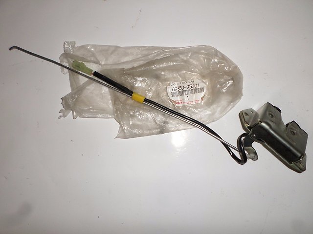 6935037020 Toyota Fecho de tampa de porta-malas (de 3ª/5ª porta traseira)