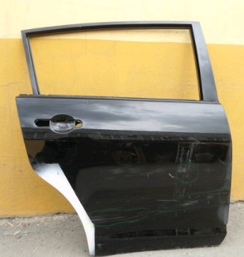 82100EL030 Nissan/Infiniti Porta traseira direita