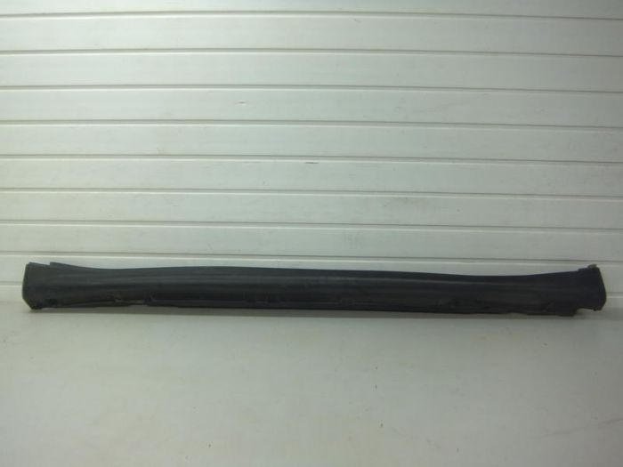 768501KA6A Nissan/Infiniti Placa sobreposta (moldura) externa direita de acesso