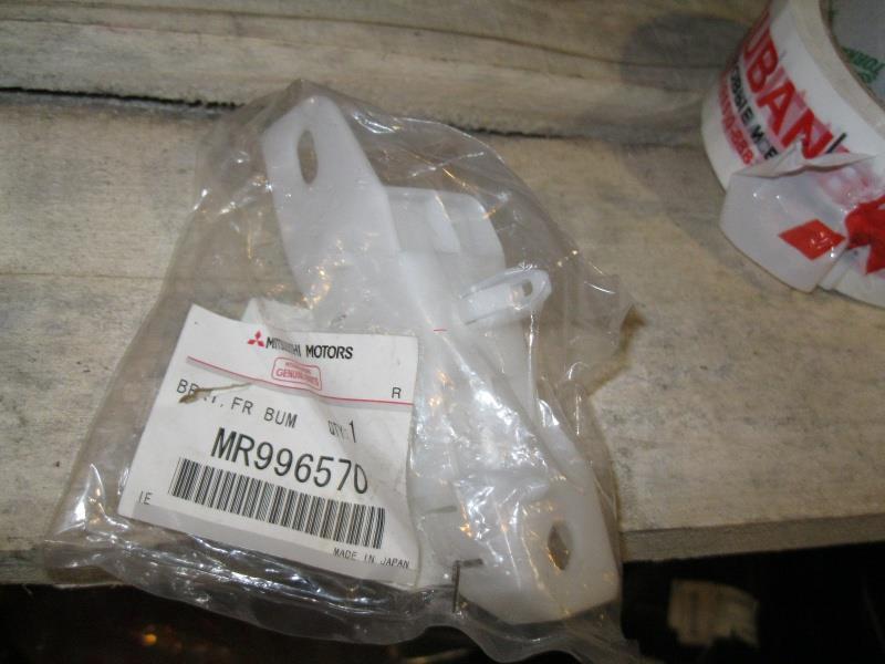 MR996570 Mitsubishi Consola externa direita do pára-choque dianteiro