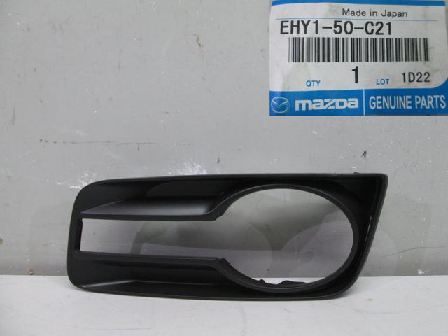 EHY150C21 Mazda Tampão (grelha) das luzes de nevoeiro do pára-choque dianteiro esquerdo