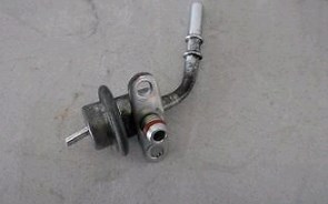 Regulador de pressão de combustível na régua de injectores Toyota Land Cruiser PRADO ASIA J12