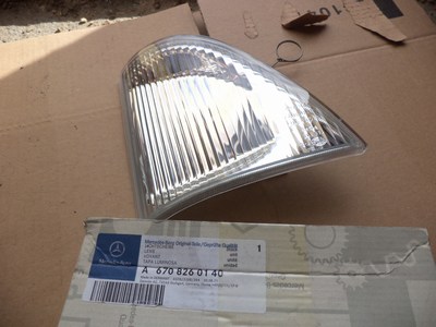 6708260140 Mercedes Retrorrefletor dianteiro direito