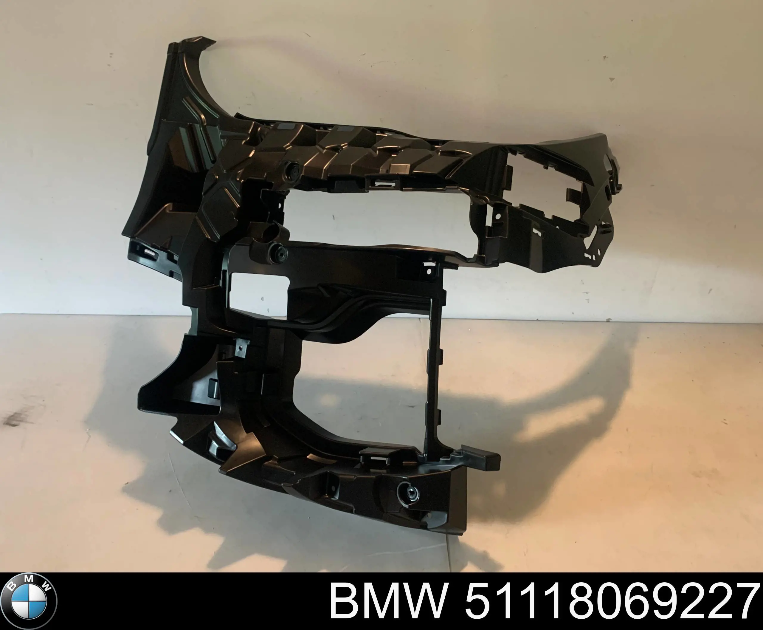 51118069227 BMW Consola de fixação das luzes de nevoeiro esquerdas