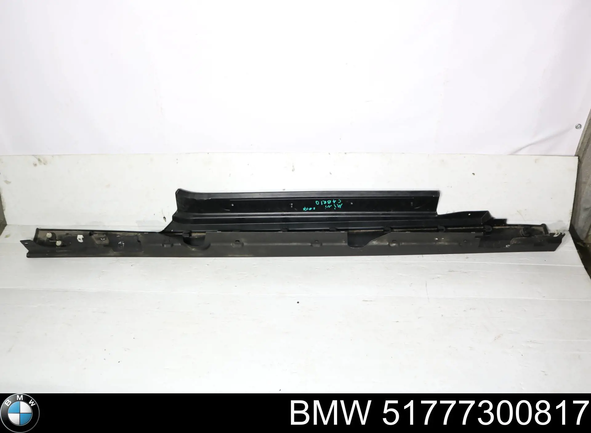 51777300817 BMW Placa sobreposta (moldura) externa esquerda de acesso