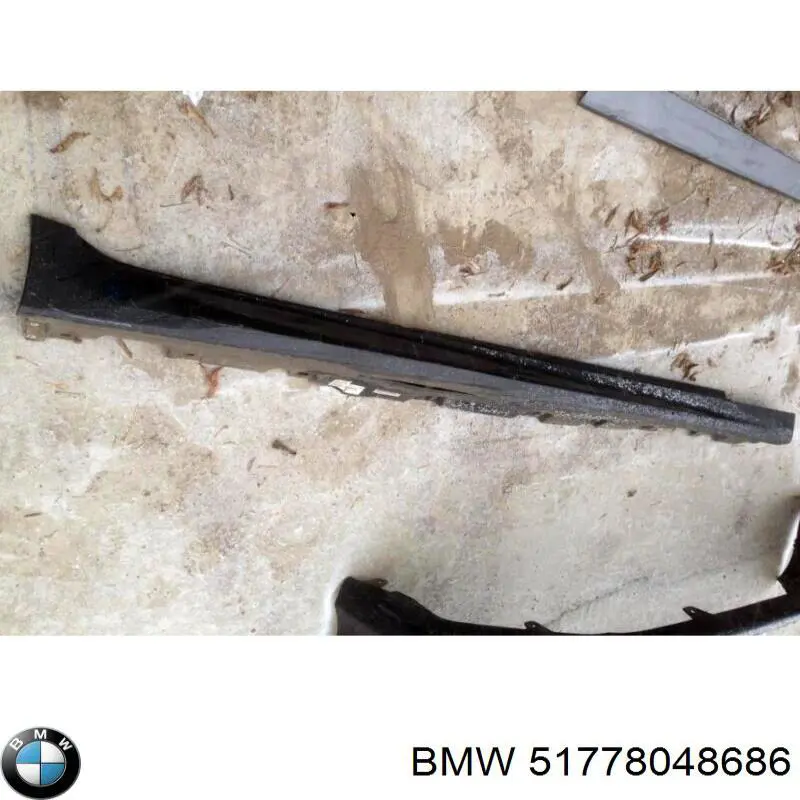51778048686 BMW Placa sobreposta (moldura) externa direita de acesso