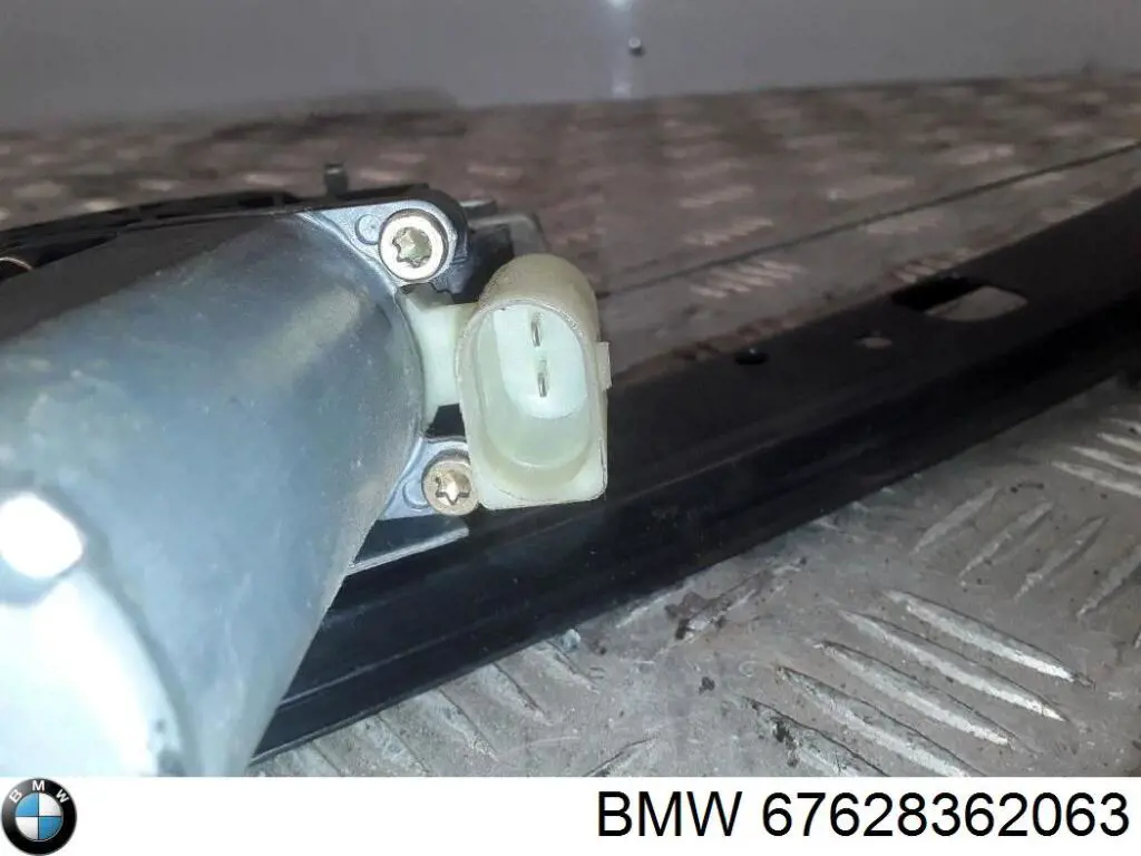 Motor de acionamento de vidro da porta traseira esquerda 0130821717 Bosch