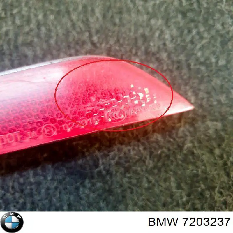 Retrorrefletor (refletor) do pára-choque traseiro esquerdo 7203237 BMW