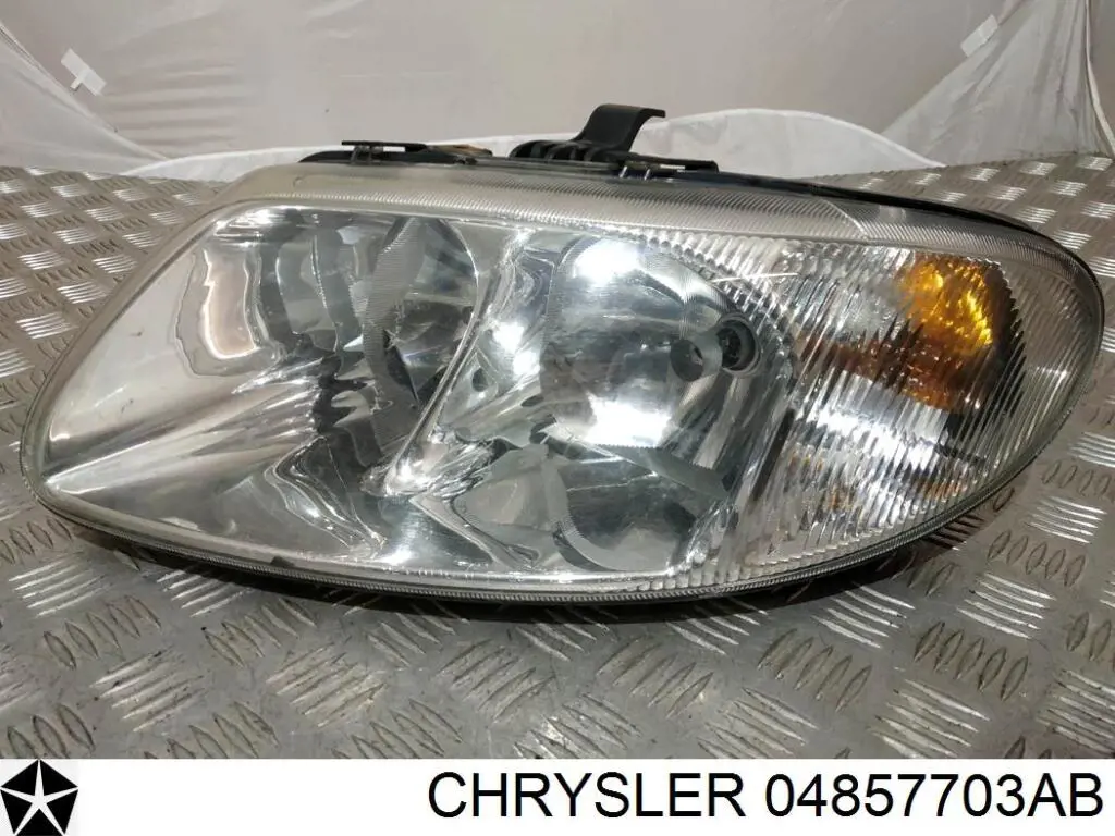 04857703AB Chrysler Luz esquerda