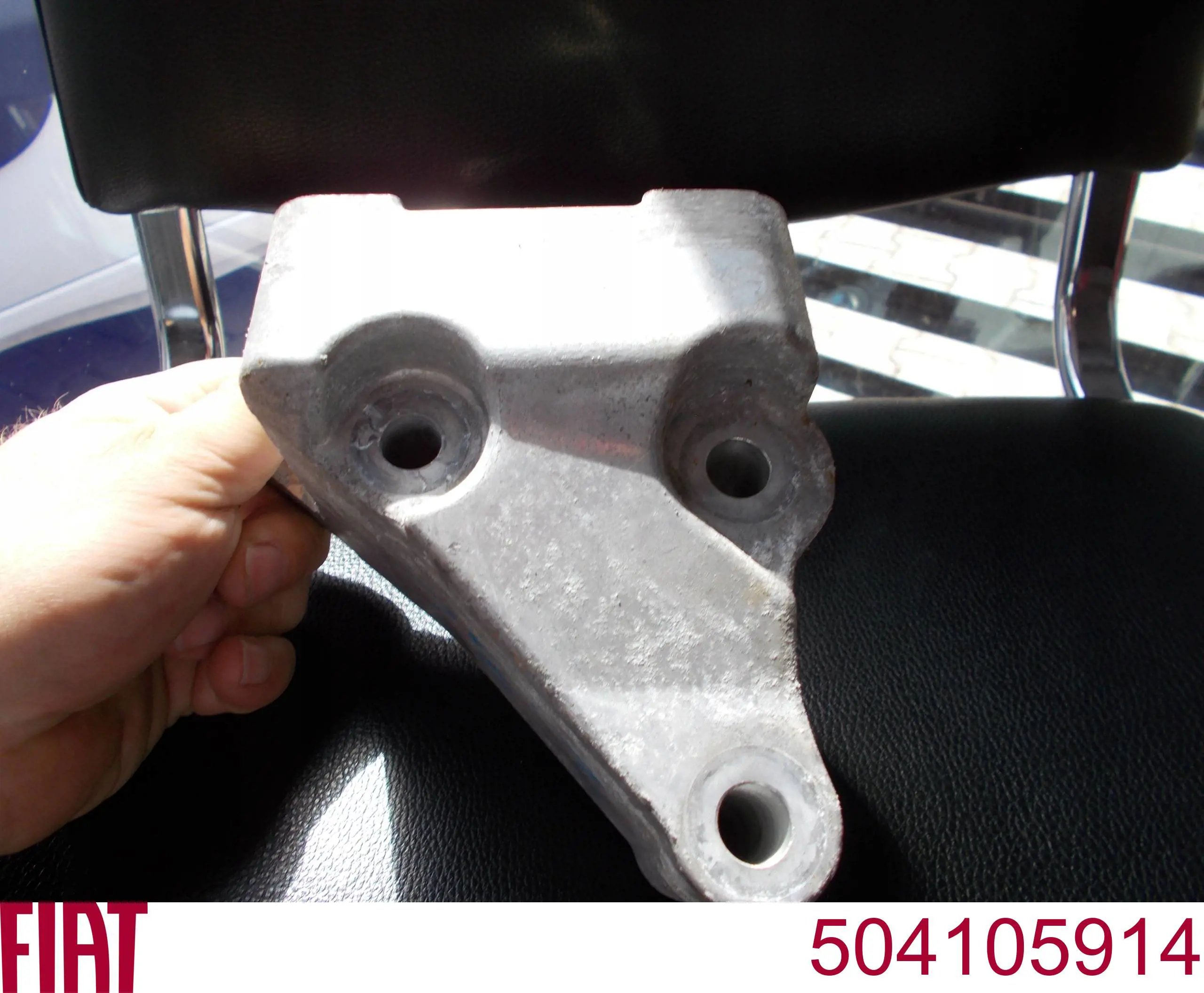 504105914 Fiat/Alfa/Lancia Consola de coxim (apoio) direita de motor