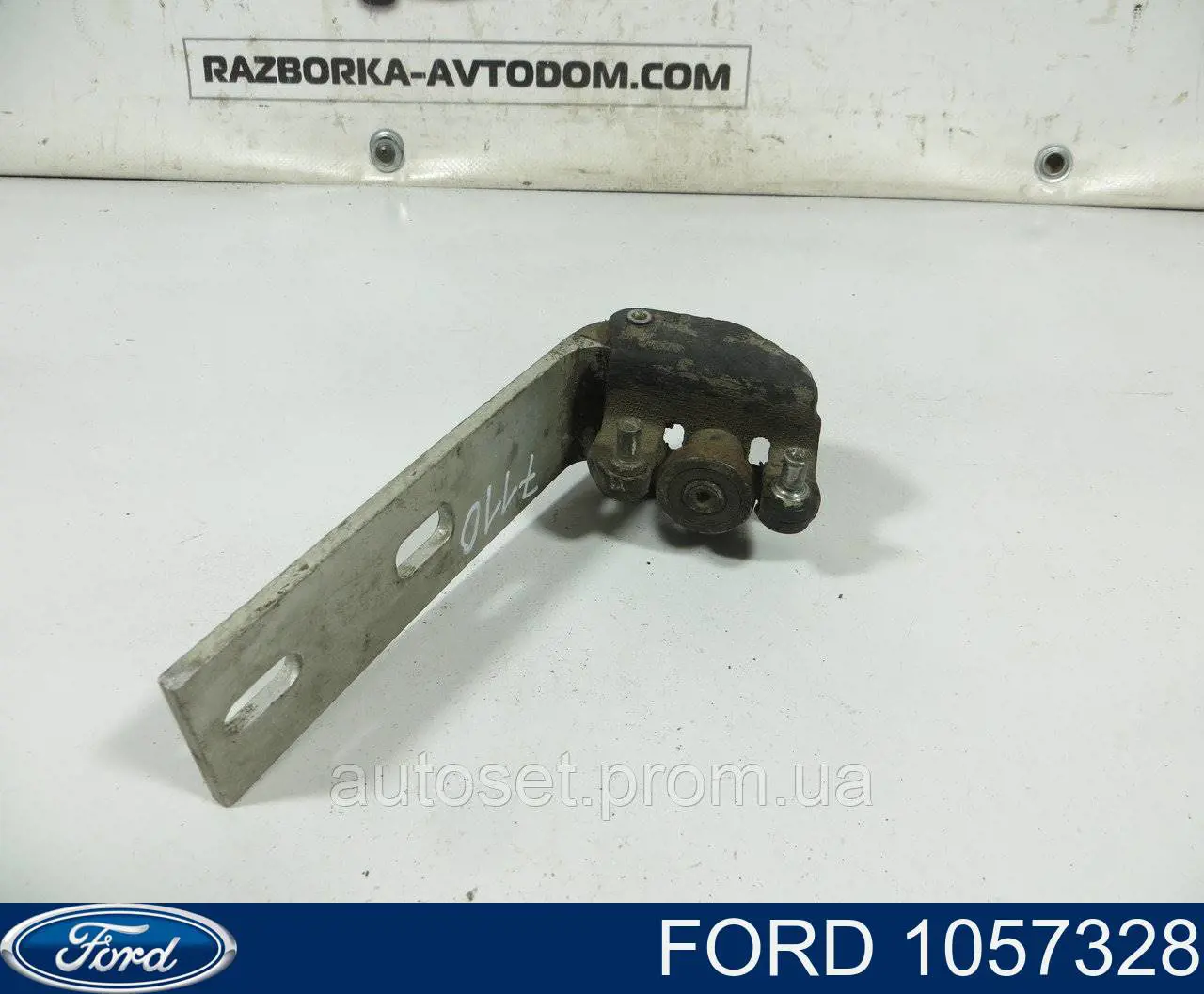 Compre 1057328 Ford Rolo direito central da porta lateral (deslizante)