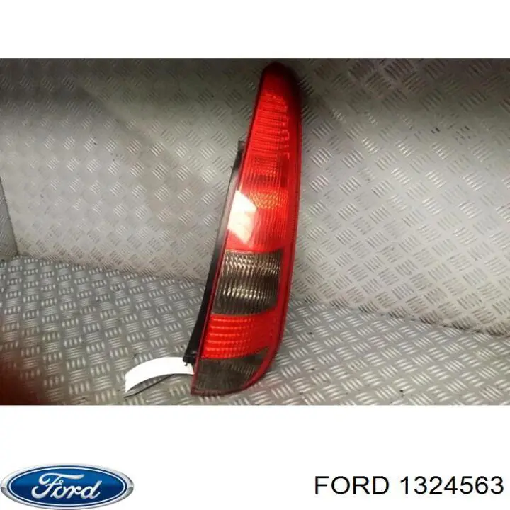 1324563 Ford Lanterna traseira direita externa