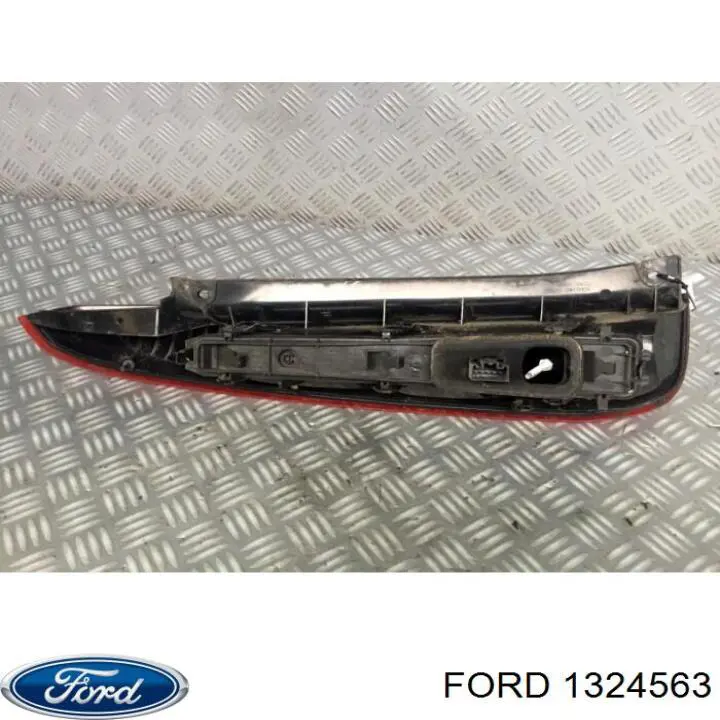 Compre 1324563 Ford Lanterna traseira direita externa