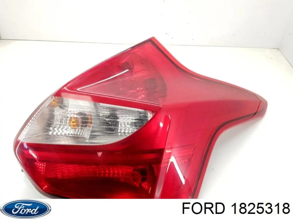 1825318 Ford Lanterna traseira direita