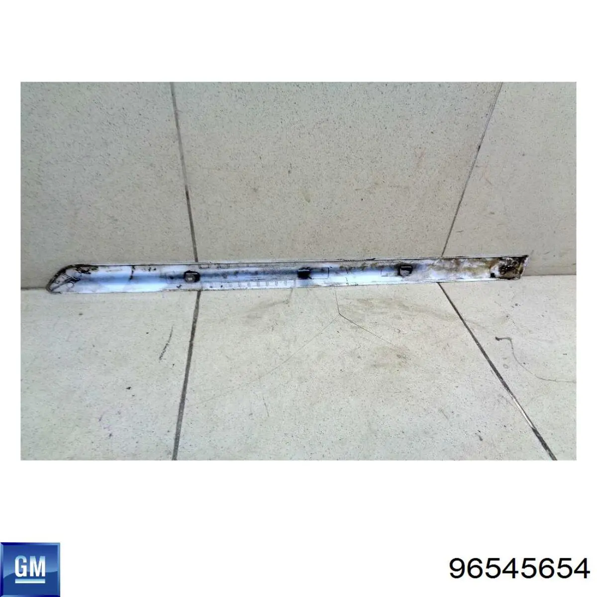 96545654 General Motors Moldura da porta traseira direita