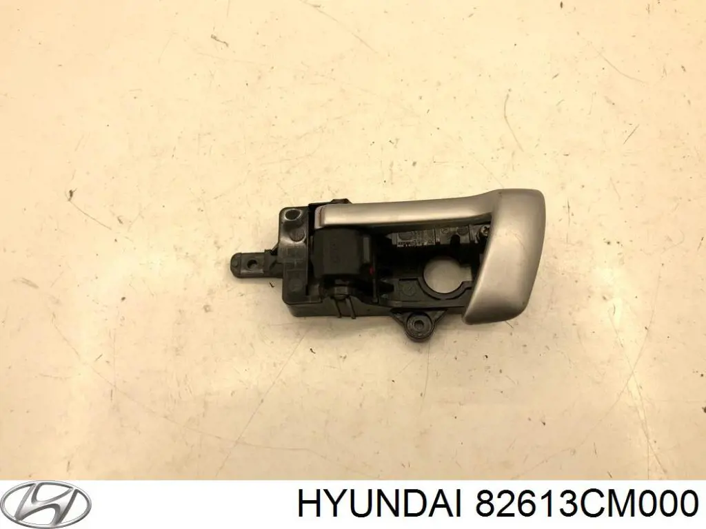 82613CM000 Hyundai/Kia Maçaneta interna esquerda da porta dianteira