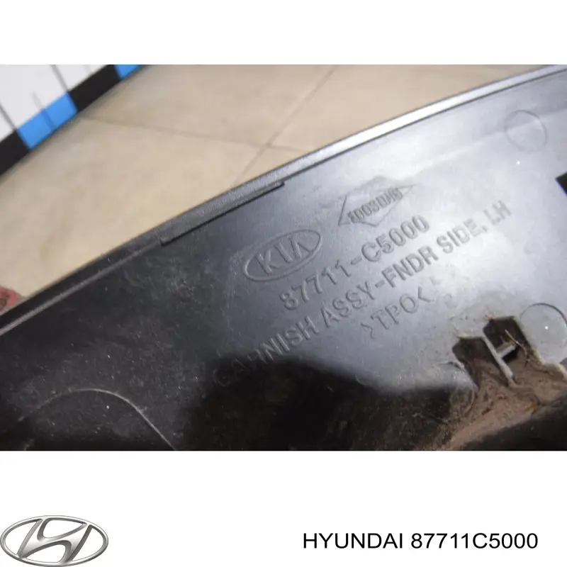 87711C5000 Hyundai/Kia Expansor (placa sobreposta) de arco do pára-lama dianteiro esquerdo